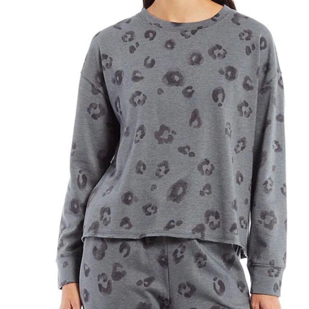 NWT- Spendid Long Sleeve Animal Print Crew Pullover 🌿✨